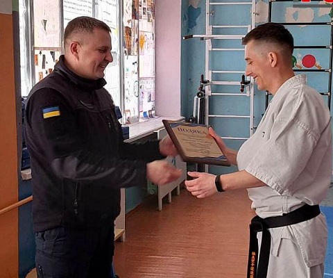 В Каменском спасатели наградили тренера Днепродзержинск