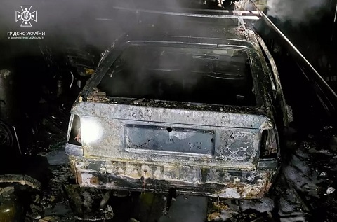 Под г. Каменское в гараже горел автомобиль Днепродзержинск