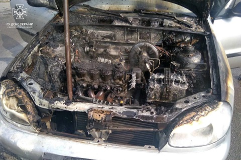 В Каменском автомобиль загорелся во время движения Днепродзержинск