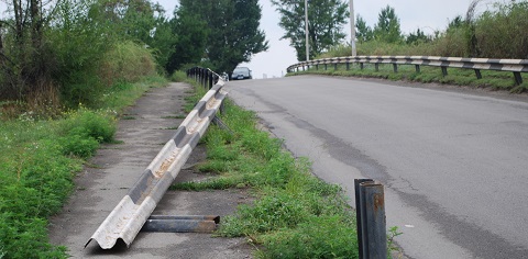 Неожиданная преграда в Романково г. Каменское стала преградой для автомобилистов Днепродзержинск