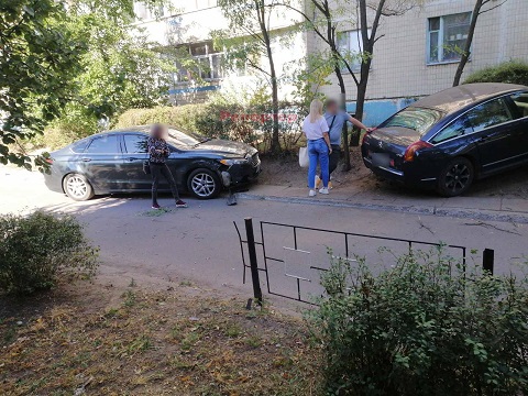 В Каменском во дворе дома случилось ДТП Днепродзержинск