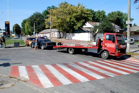 На перекрёстке в Каменском столкнулись два легковых авто Днепродзержинск