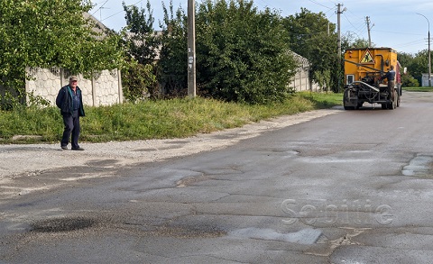 На аварийных участках в Каменском ремонтируют дороги Днепродзержинск