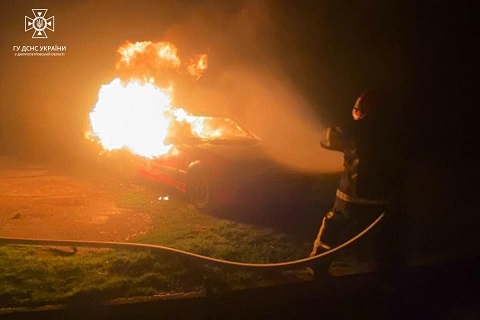 В Южном районе г. Каменское ночью горел автомобиль Днепродзержинск