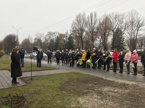 В Каменском провели церемонию возложения цветов к памятному знаку жертв Голодомора Днепродзержинск