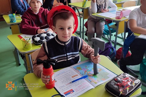 Спасатели г. Каменское провели профориентационную работу в гимназии № 39 Днепродзержинск