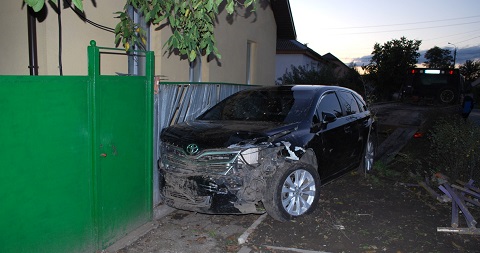 В Каменском в результате аварии автомобиль врезался в автобусную остановку Днепродзержинск