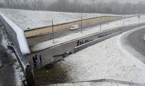 В Каменском автомобиль слетел с мостового перехода через реку Днепр Днепродзержинск