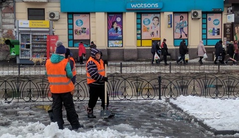 Коммунальщики г. Каменское ведут борьбу с талым снегом Днепродзержинск