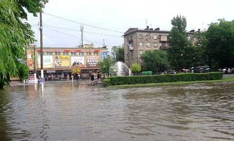 В Каменском проводят очистку ливневой канализации Днепродзержинск