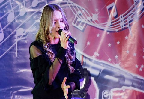 В Каменском прошел отчетный концерт ШЭМ «Звездный дождь»