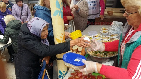 Благотворительный фонд « Каритас Каменское» выдаёт бесплатные обеды Днепродзержинск