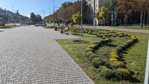 В центральном сквере г. Каменское  высадили цветы Днепродзержинск