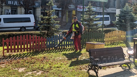 В Каменском убирают опавшую листву Днепродзержинск
