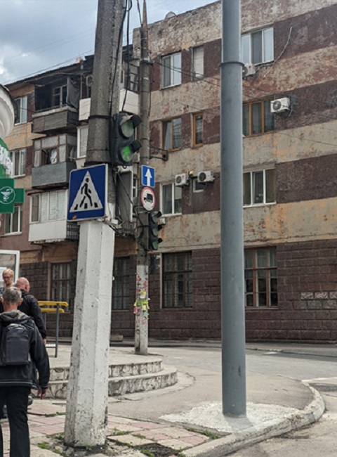 В Каменском проводят замену аварийной опоры Днепродзержинск