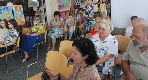 В Каменском перед посетителями библиотеки выступали барды Днепродзержинск