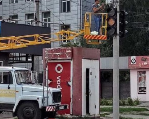 В Каменском монтируют ещё один светофорный объект Днепродзержинск