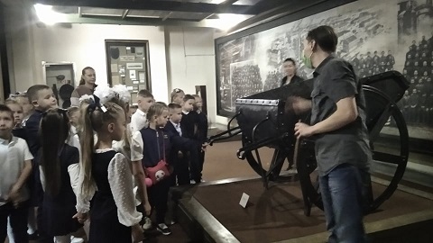 Сентябрь в Музее истории г. Каменское начался с экскурсий для школьников Днепродзержинск