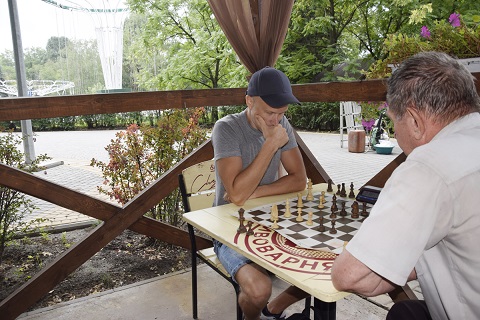 Левобережный парк г. Каменское принимал первый августовский блиц-турнир шахматистов Днепродзержинск