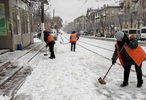 Трамвайные остановки Каменского расчищали от снега Днепродзержинск