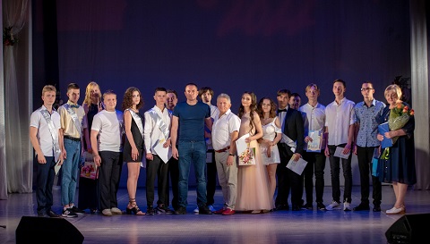 В Каменском торжественно награждали выпускников-медалистов Днепродзержинск
